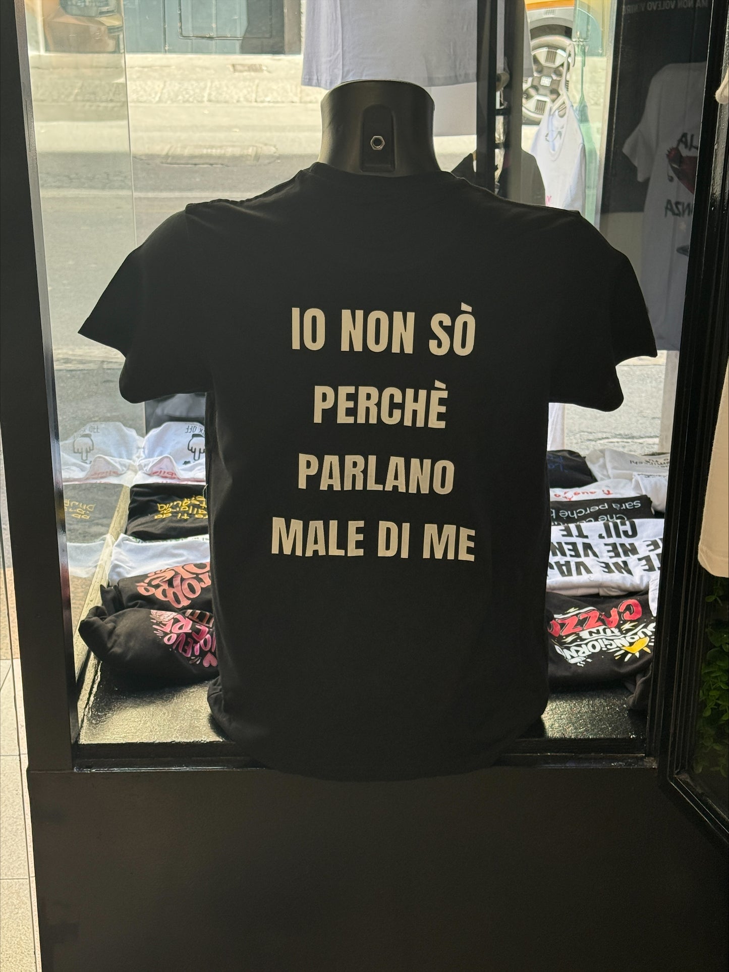 T SHIRTS IO NON SO PERCGE' PARLANO MALE DI ME