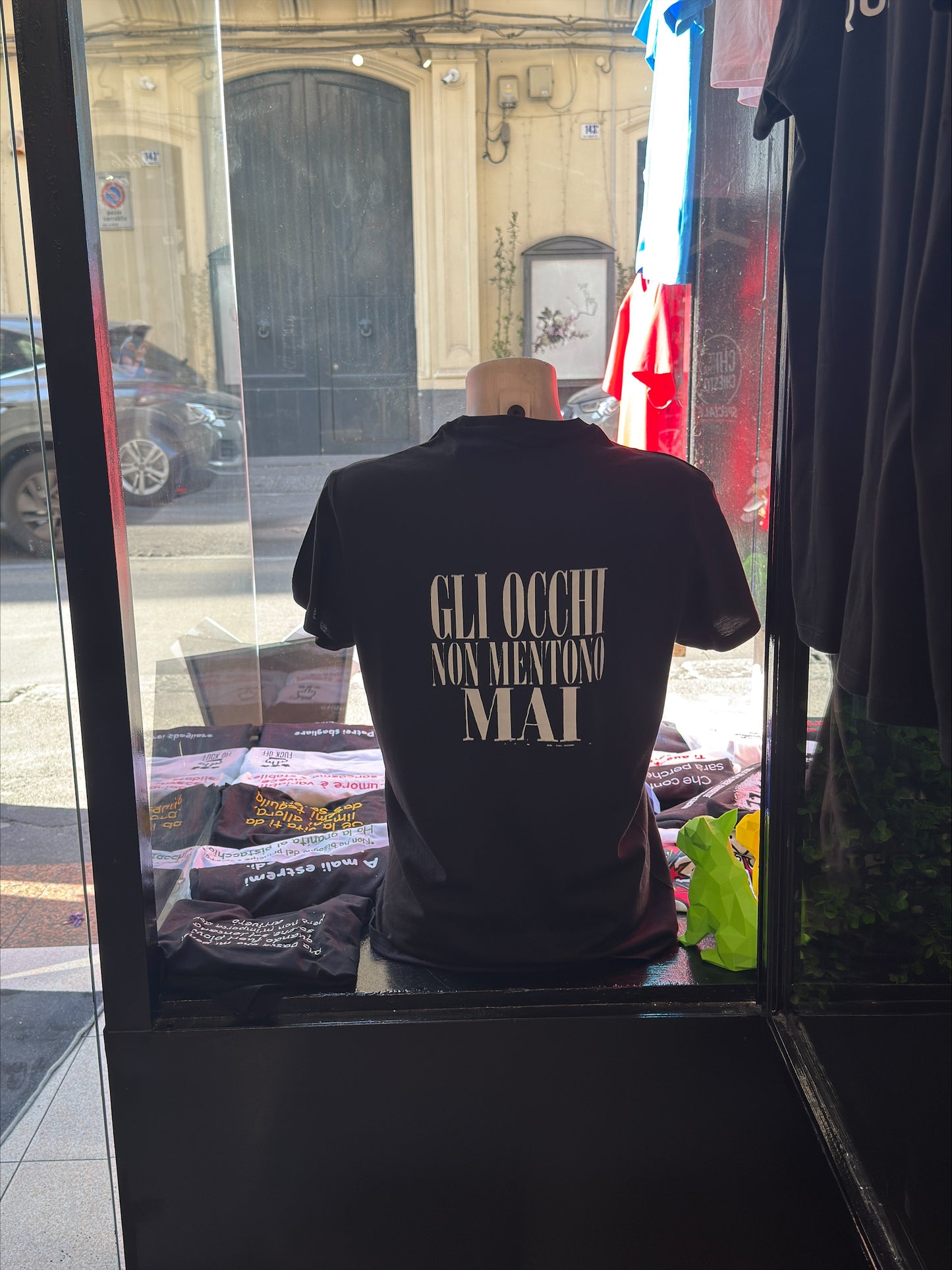 T-shirT GLI OCCHI NON MENTONO MAI